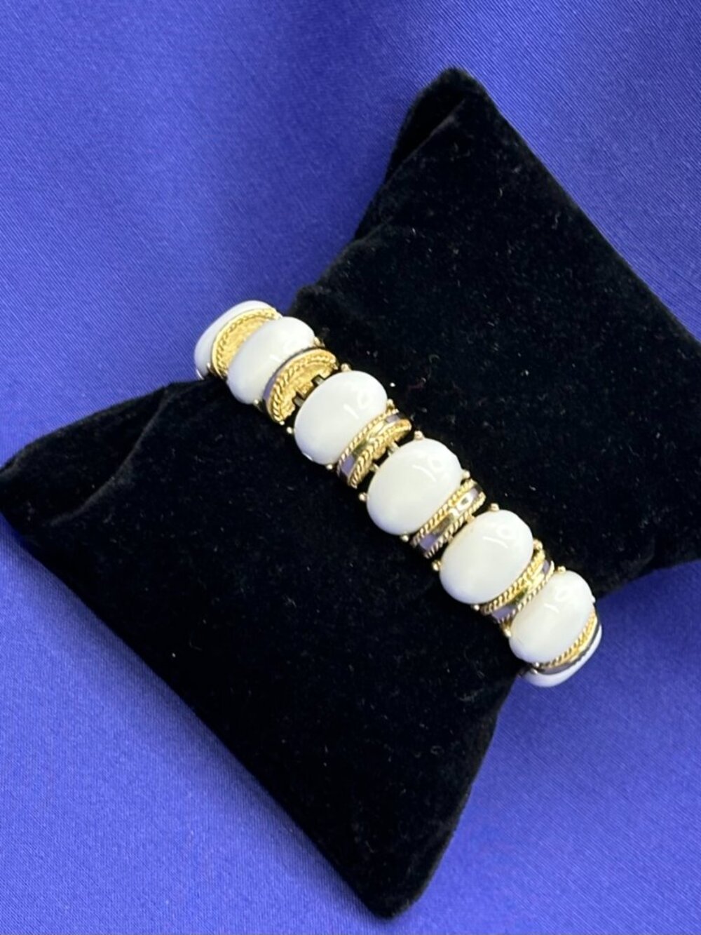 VTG Crown Trifari Mid-Century Bracelet Oval White Cabochons - Picture 3 of 15